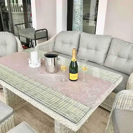 Vista Bella In Ruhiger Villengegend Mit Meerblick אדחה