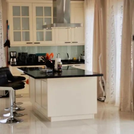 Vista Bella In Ruhiger Villengegend Mit Meerblick *