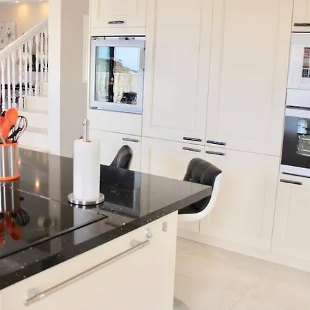 Villa Vista Bella In Ruhiger Villengegend Mit Meerblick