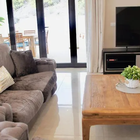 Vista Bella In Ruhiger Villengegend Mit Meerblick Vila