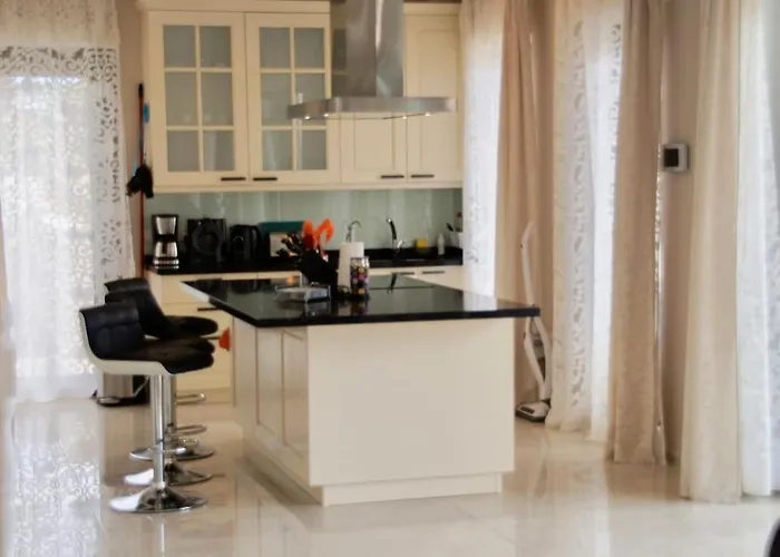 Vista Bella In Ruhiger Villengegend Mit Meerblick *