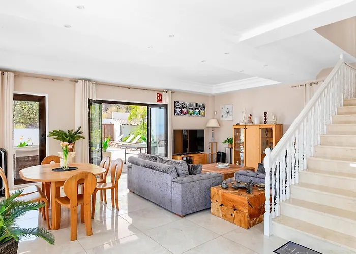 Vista Bella In Ruhiger Villengegend Mit Meerblick *