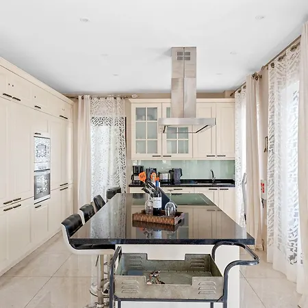 Vista Bella In Ruhiger Villengegend Mit Meerblick