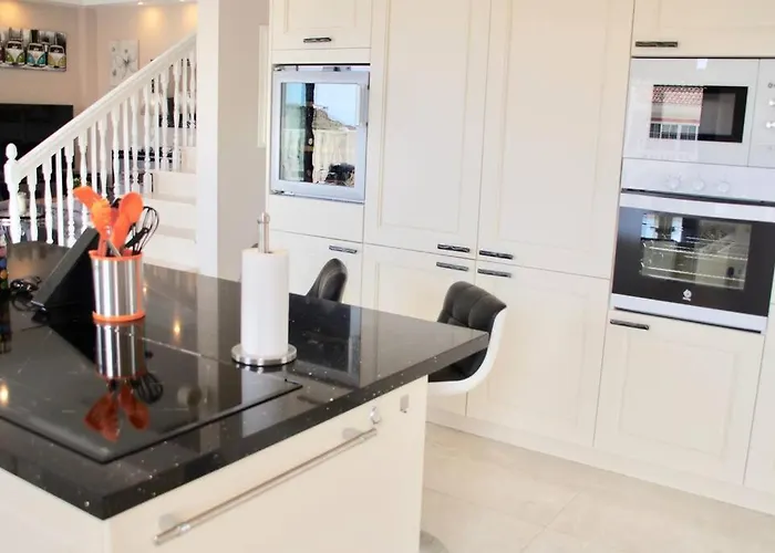 Willa Vista Bella In Ruhiger Villengegend Mit Meerblick