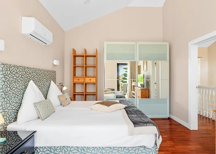 Vista Bella In Ruhiger Villengegend Mit Meerblick Willa